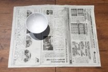 小振りの茶碗の梱包手順1：新聞紙を半分用意して茶碗を上にのせる