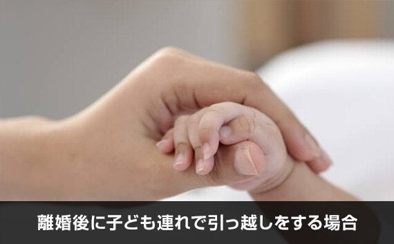 小さい赤ちゃんの右手をつかむ大人の左手