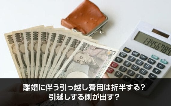 財布と電卓を白い机の上に置きいて何枚もの一万円札を数えている様子